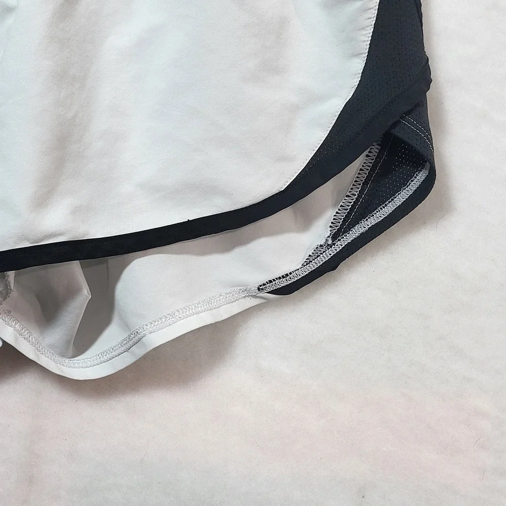 Under Armour Fly By 2.0 Running Shorts Womens XS White‎ Black HeatGear 1350196